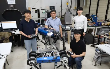 Команда исследователей KAIST с роботом HOUND в лаборатории, демонстрирующим возможности ИИ для выбора стиля бега