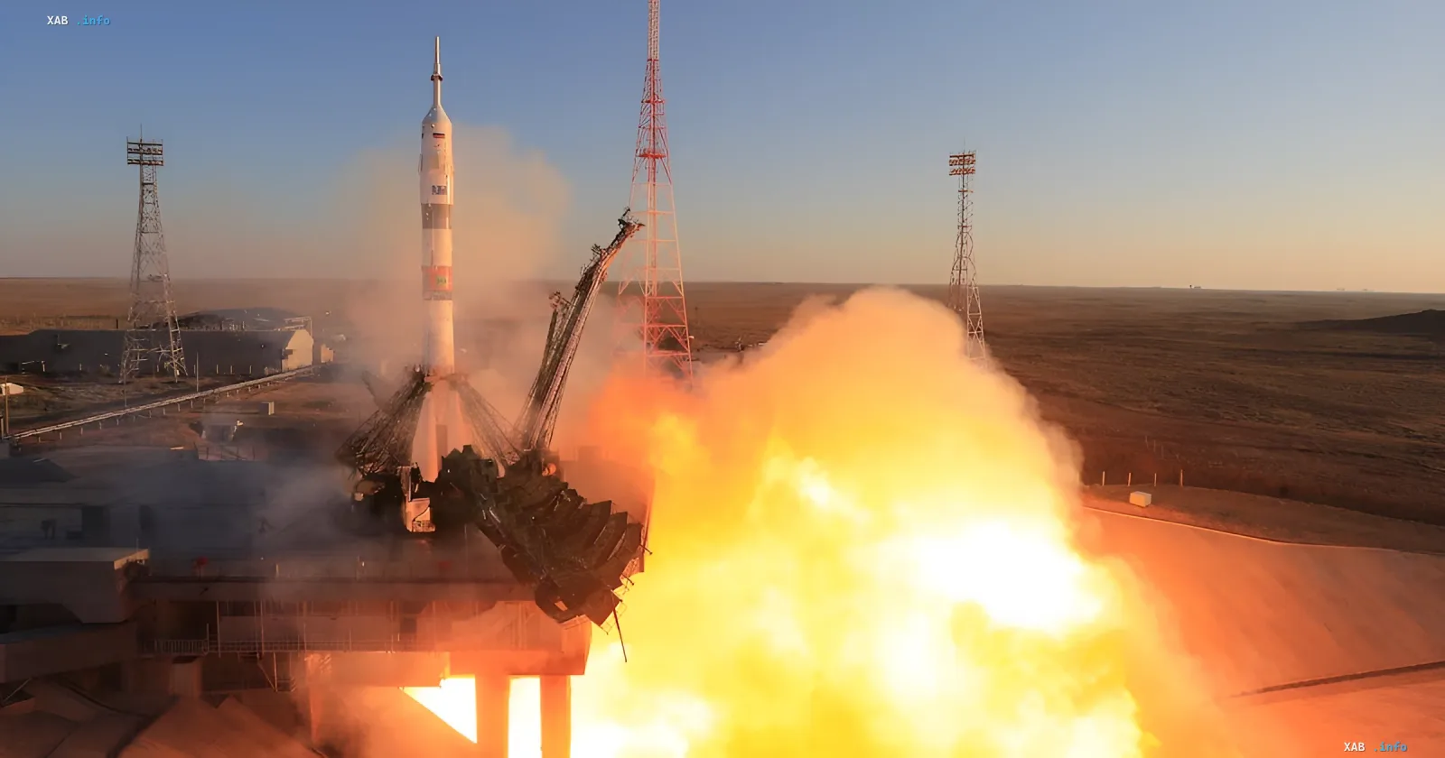 Запуск ракети-носія Союз з пілотованим кораблем, що символізує співпрацю Роскосмосу та NASA щодо продовження експлуатації МКС до 2030 року