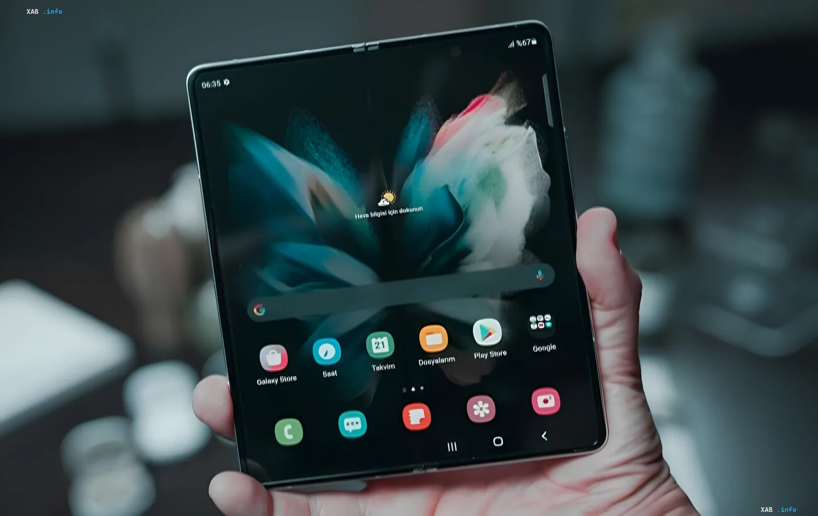 Samsung Galaxy Z Fold 8 в руке: раскрытый складной смартфон с титановым корпусом и ярким экраном, демонстрирующий интерфейс One UI и иконки приложений