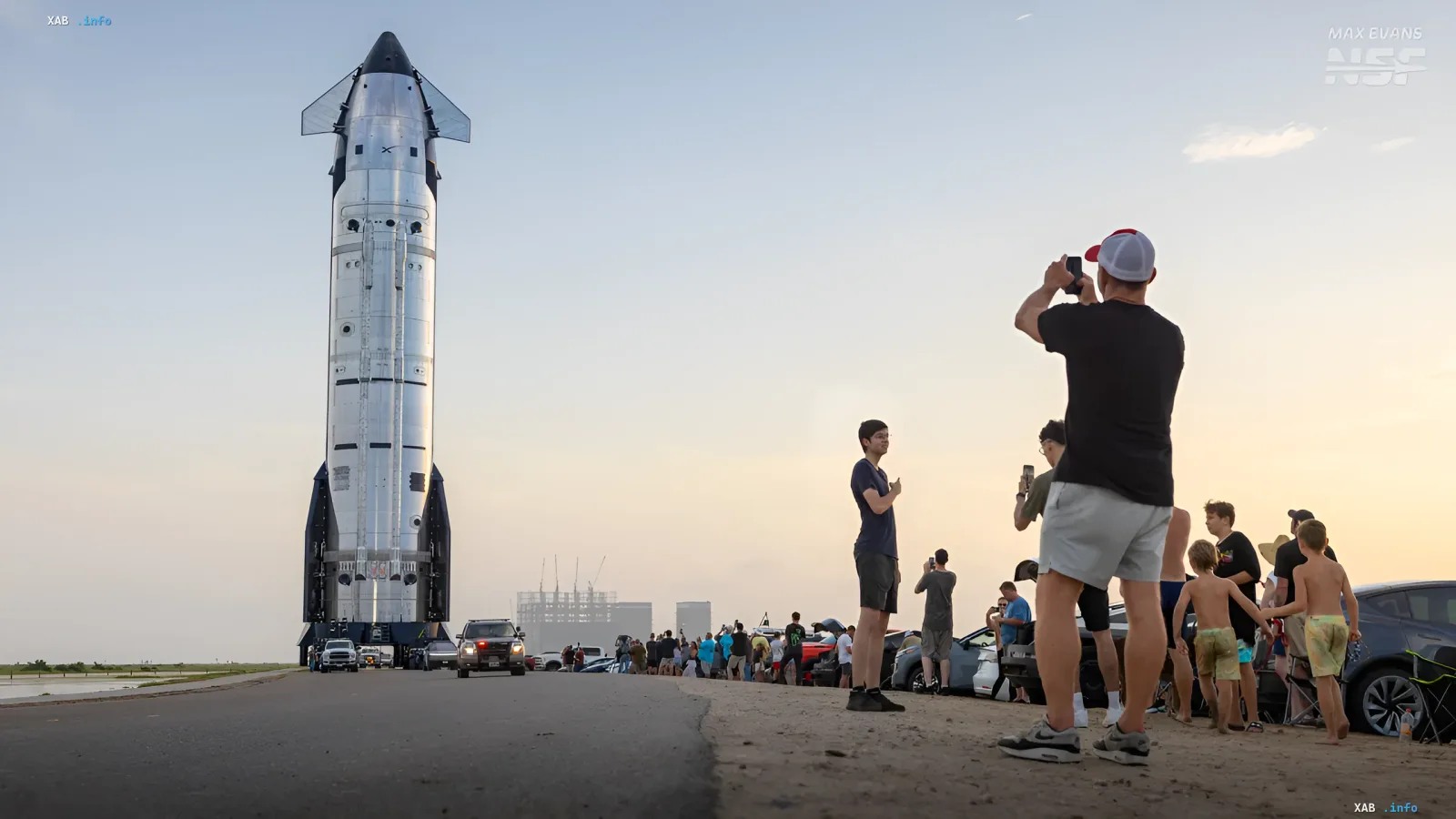 Ракета Starship на стартовой площадке SpaceX перед историческим 13-м полетом, окруженная зрителями