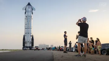 Ракета Starship на стартовой площадке SpaceX перед историческим 13-м полетом, окруженная зрителями