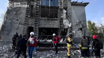 Рятівники та пожежники працюють біля зруйнованого житлового будинку в Запоріжжі після авіаудару, на місці три загиблі