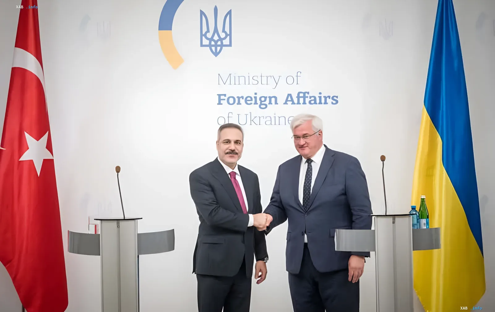 Министр иностранных дел Турции Мевлют Чавушоглу и глава МИД Украины Дмитрий Кулеба пожимают руки на фоне флагов стран в Министерстве иностранных дел Украины
