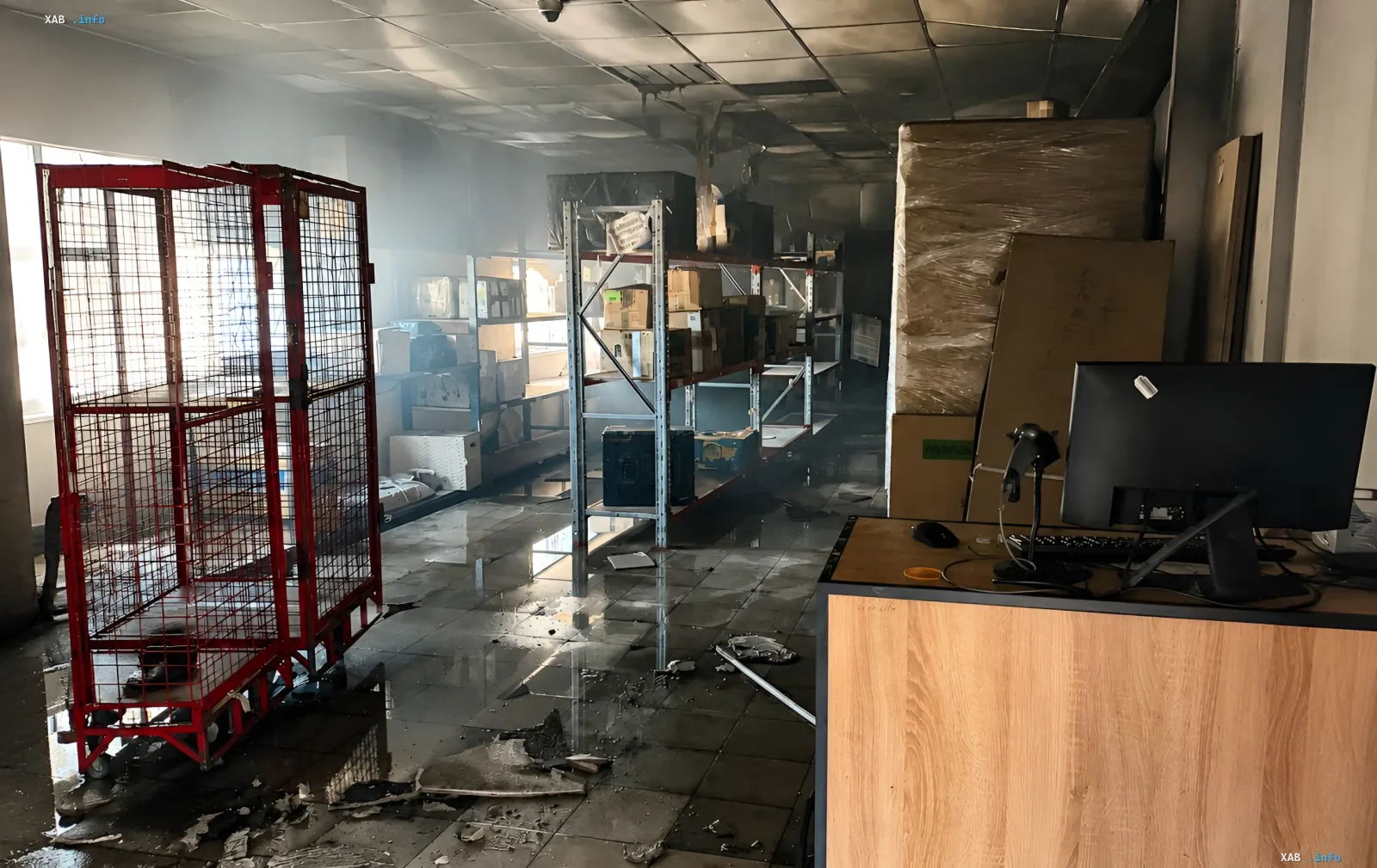 Знищенний відділення Нової пошти в Краматорську після удару КАБ: обгорілі стелажі, вода на підлозі та пошкоджена техніка