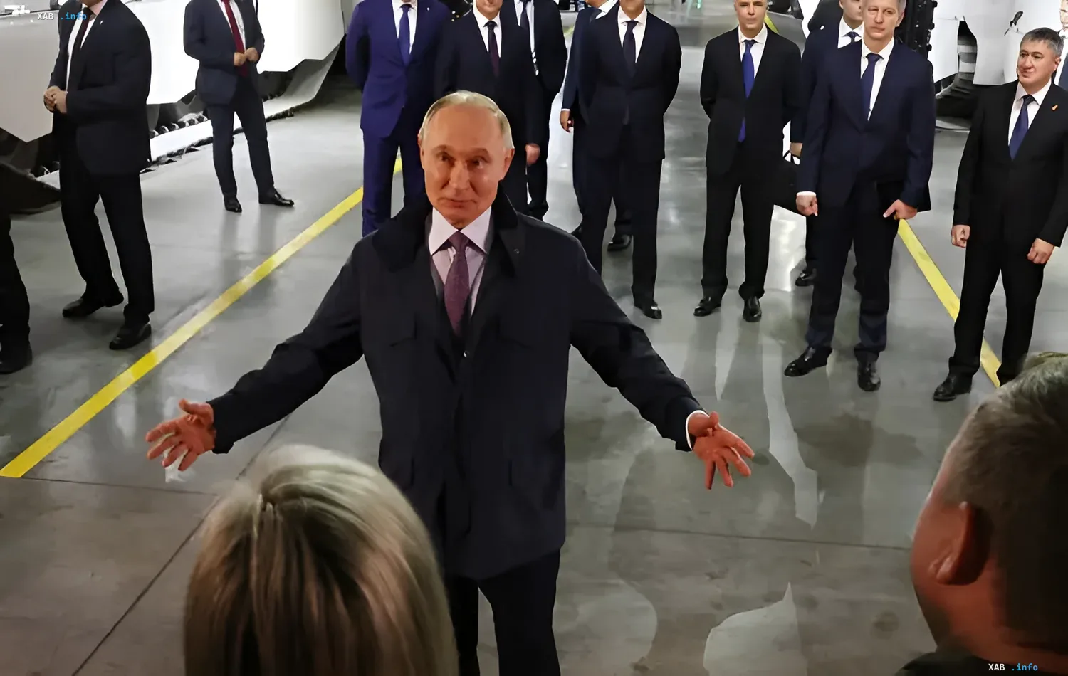 Владимир Путин с расставленными руками в окружении чиновников — символ государственной власти на фоне темы бегства капитала и национализации активов олигархов