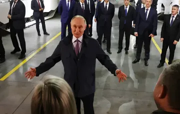 Владимир Путин с расставленными руками в окружении чиновников — символ государственной власти на фоне темы бегства капитала и национализации активов олигархов