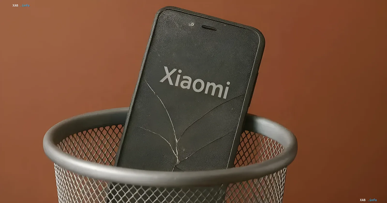 Zerbrochenes Xiaomi-Smartphone im Mülleimer — Symbol für das Ende der Unterstützung beliebter Modelle