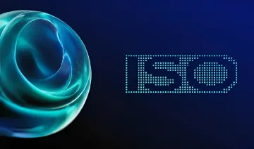 Логотип Алисы и надпись ISO 42001, символизирующие получение Яндексом международного сертификата безопасности для ИИ