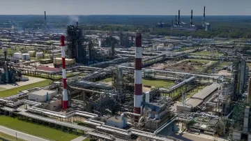 Аэрофотосъемка Ярославского НПЗ: последствия атаки ВСУ, поврежденные трубы и дым от разрушений