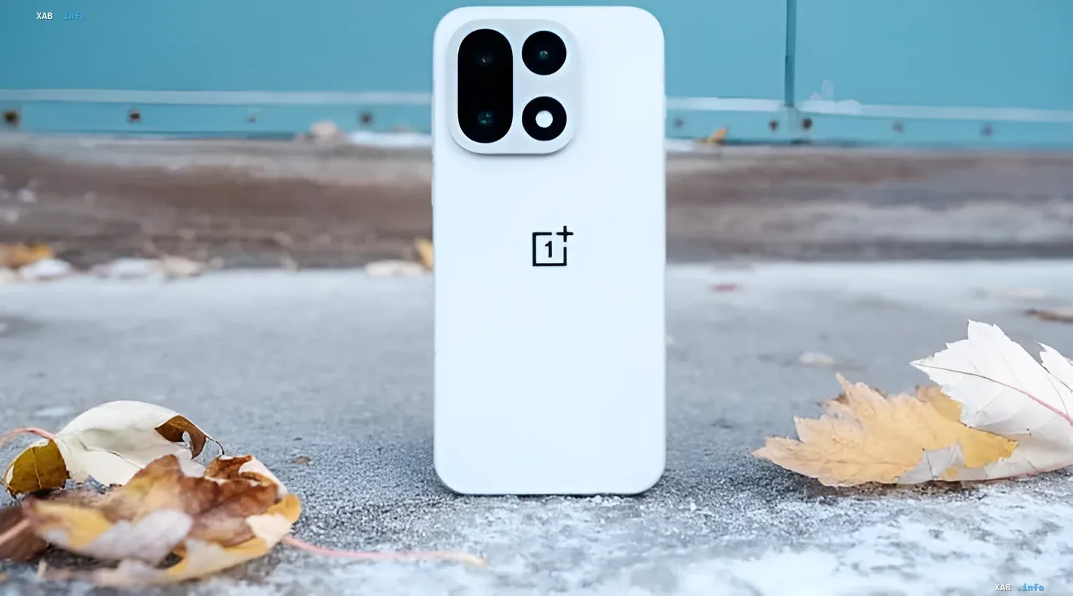 Білий смартфон OnePlus з логотипом на задній панелі, що символізує кінець ери OxygenOS та перехід на ColorOS