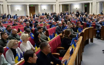 Срочное заседание фракции в Верховной Раде: депутаты на фоне флагов Украины и ЕС обсуждают кандидатуру министра обороны