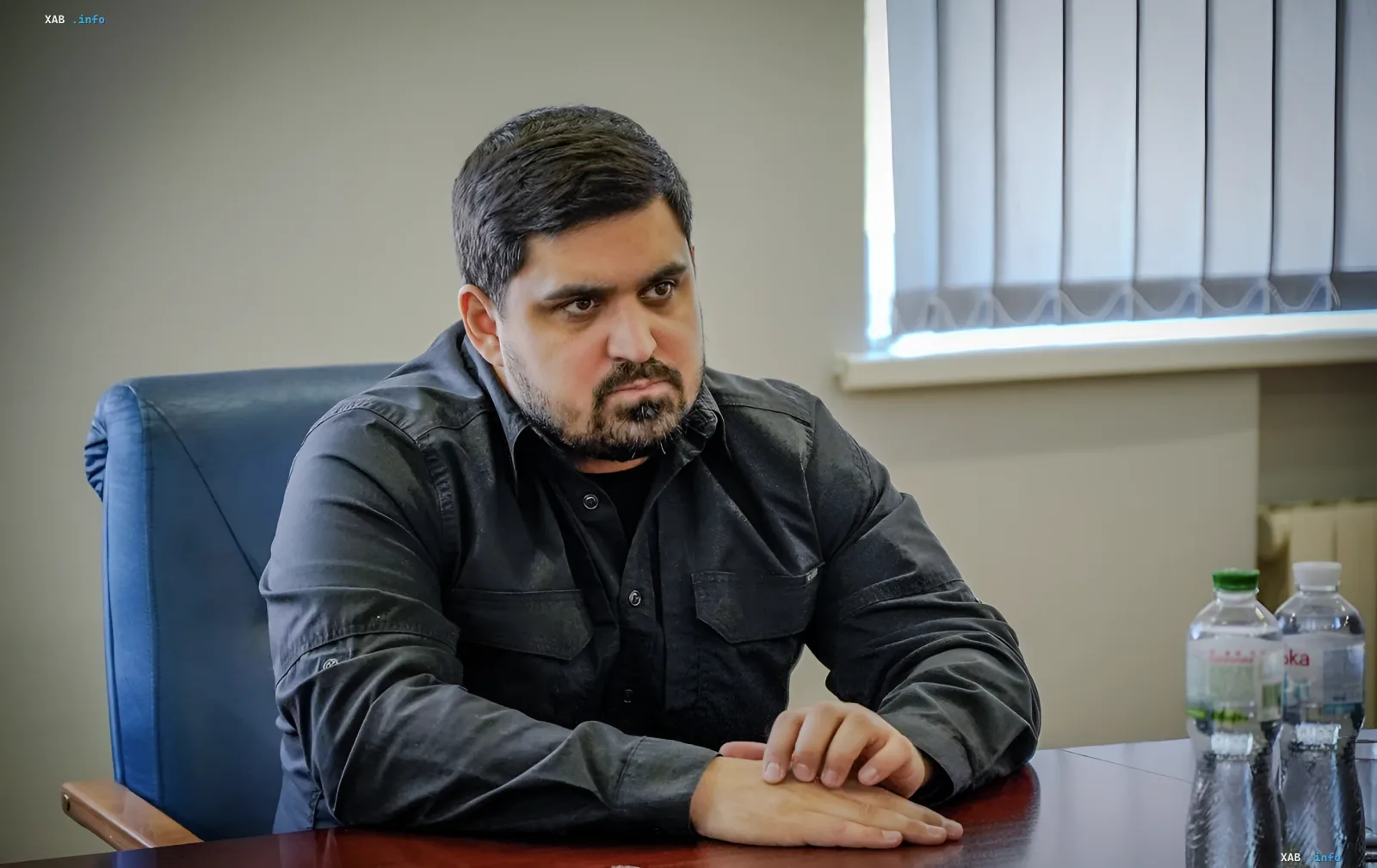 Тимур Ткаченко, глава Киевской военной администрации, сидящий за столом в офисе, после сообщения об его увольнении Владимиром Зеленским