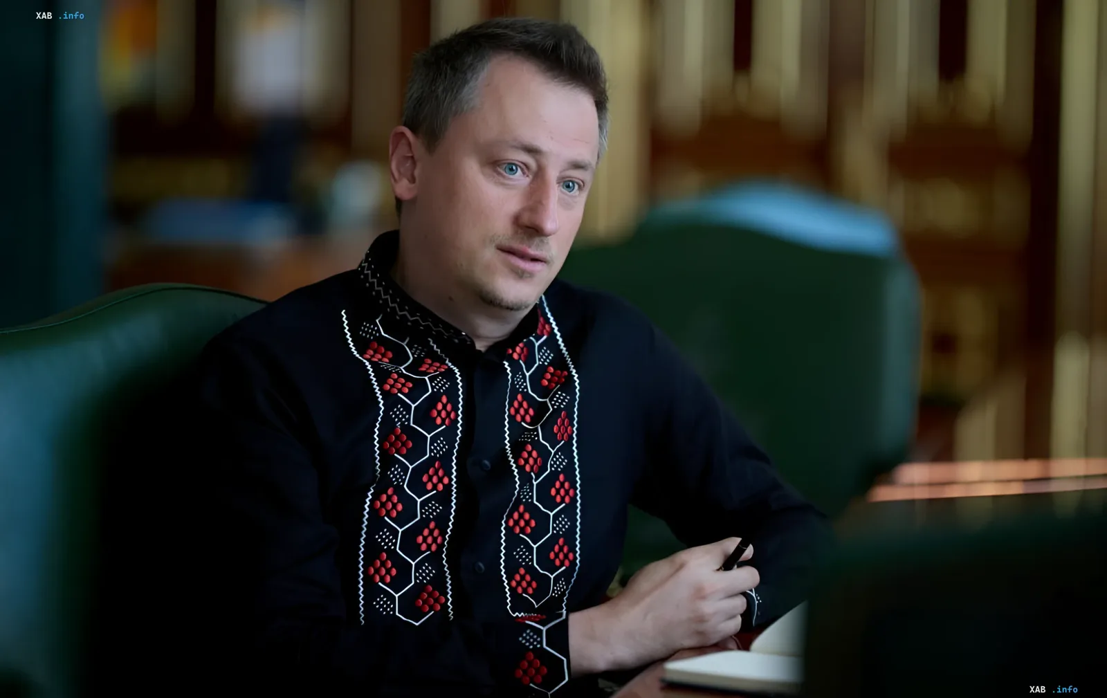 Алексей Соболев в вышиванке за столом с блокнотом и ручкой, готовится к новым задачам в Офисе Президента Украины
