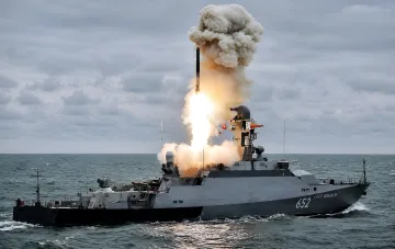 Запуск ракети з військового корабля, що демонструє технології ракетних систем у умовах санкцій