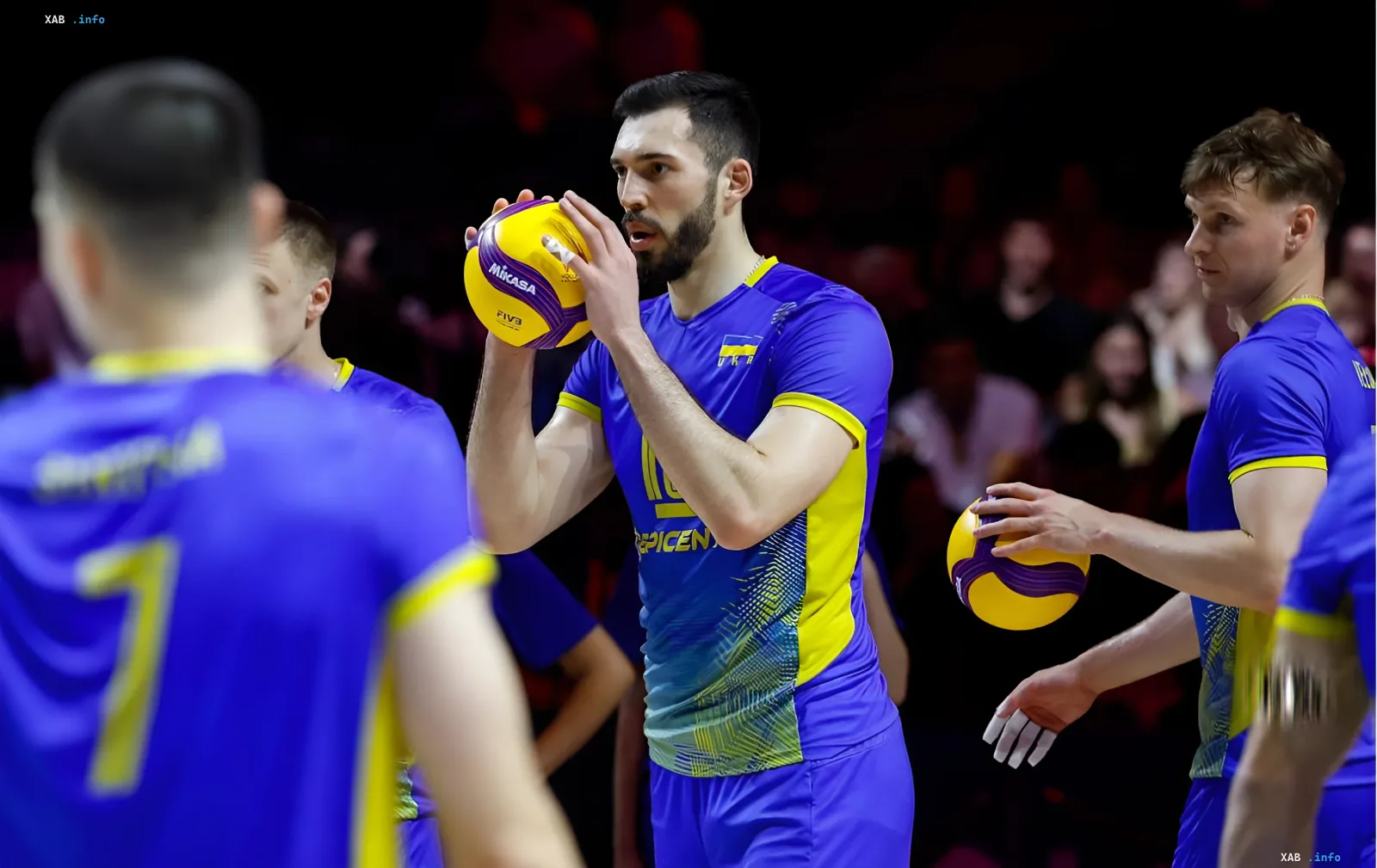 Ukrainische Volleyballspieler in blauen und gelben Trikots mit Mikasa-Bällen vor einem Stadionhintergrund, die den Kampf um das Playoff der Volleyball Nations League symbolisieren
