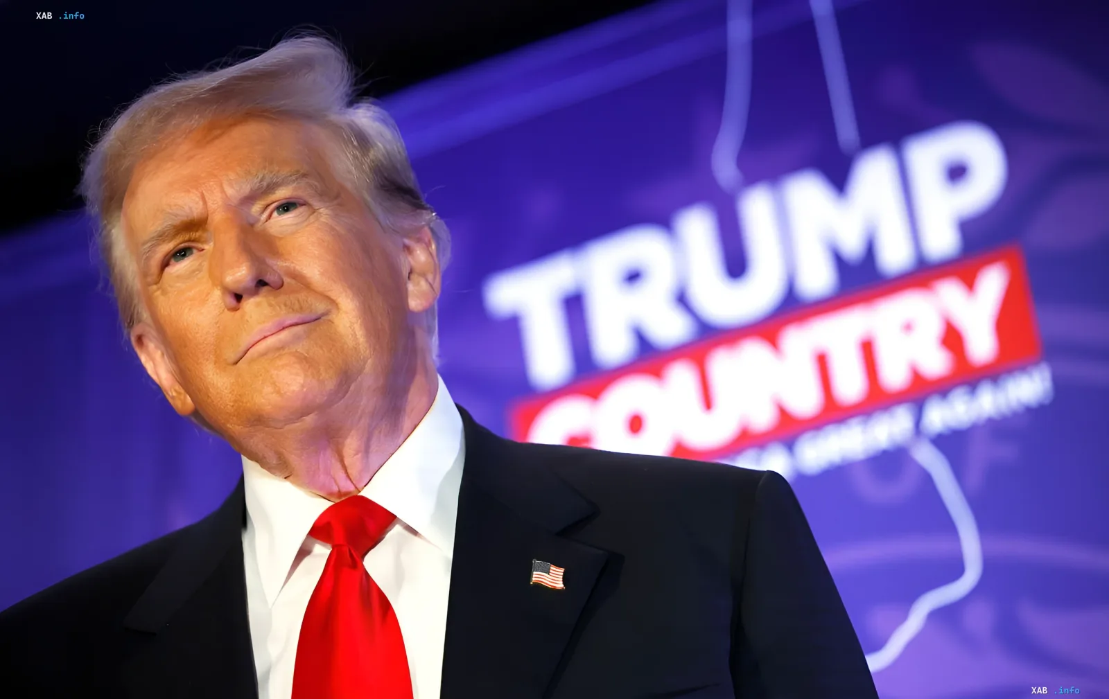 Дональд Трамп на фоні логотипу Trump Country: доступ до його постів стане платним у новій соцмережі