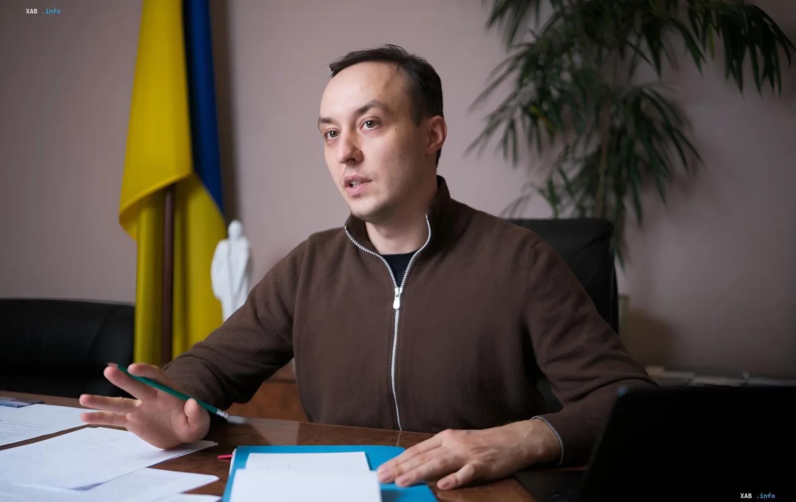 Офіційна особа України обговорює санкції ЄС проти Росії за обстріли Києва, на фоні українського прапора