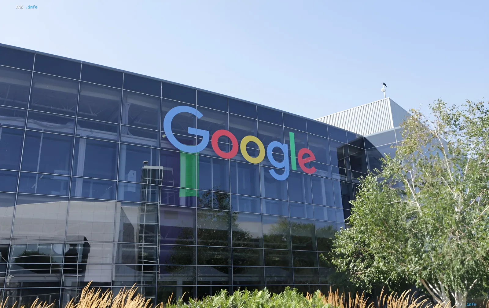 Логотип Google на фасаде современного здания, символизирующий компанию, которую Еврокомиссия обязала открыть Android и поделиться поисковыми данными в рамках антимонопольного расследования