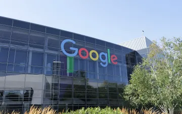 Логотип Google на фасаде современного здания, символизирующий компанию, которую Еврокомиссия обязала открыть Android и поделиться поисковыми данными в рамках антимонопольного расследования