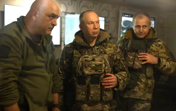 Генерал Валерій Сирський у камуфляжі з нашивкою 'ВАРС' обговорює тактику з колегами в оперативному центрі