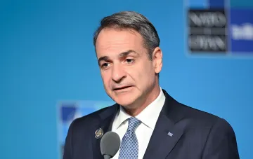 Прем'єр-міністр Греції Кіріакос Міцотакіс виступає з промовою, символізуючи позицію Афін щодо блокування 21-го пакету санкцій ЄС