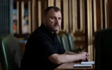 Ігор Кліменко, новий голова РНБО України, сидить за столом у офіційному середовищі, готуючись до важливих рішень
