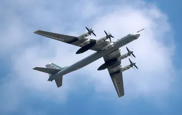 Стратегічний бомбардувальник Ту-95МС у польоті: символ скорочення російського флоту