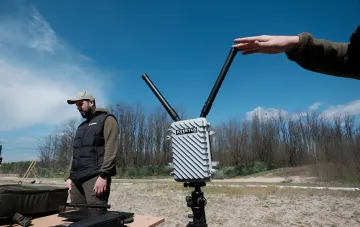 Спеціалісти налаштовують систему радіоелектронної боротьби Квертус для перехоплення та придушення управління безпілотниками типу «Шахед»