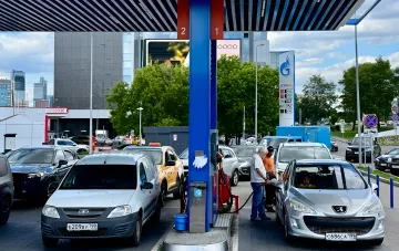 Черга автомобілів на незалежній АЗС G-Drive в Москві на фоні паливного кризу та масового відходу гравців з ринку