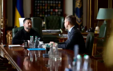 Президент України Володимир Зеленський проводить зустріч з Андрієм Корецьким в офісі, обговорюючи кадрові зміни в МЗС та призначення в.о. міністра