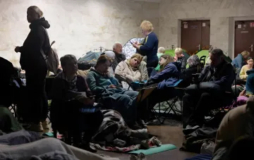 Люди відпочивають у наметах та на розкладних стільцях у бомбосховищі, чекаючи закінчення повітряної тривоги