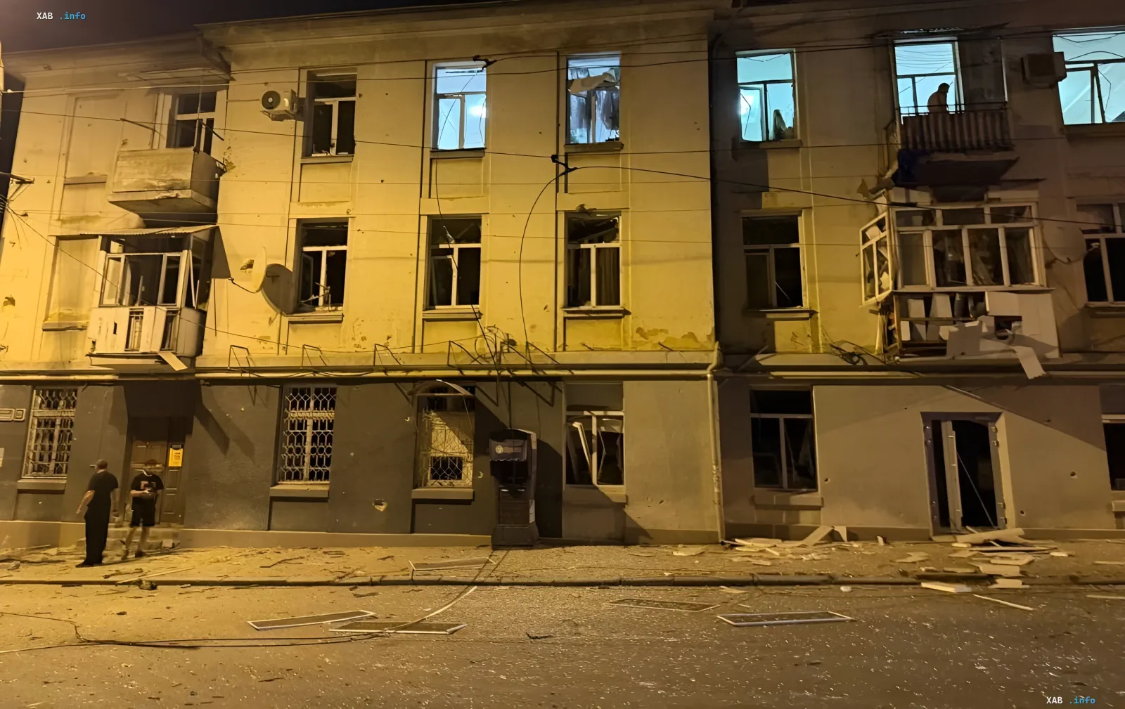 Разрушенный жилой дом в Одессе после ракетной атаки 16 июля: выбитые окна, обломки на улице, люди у входа