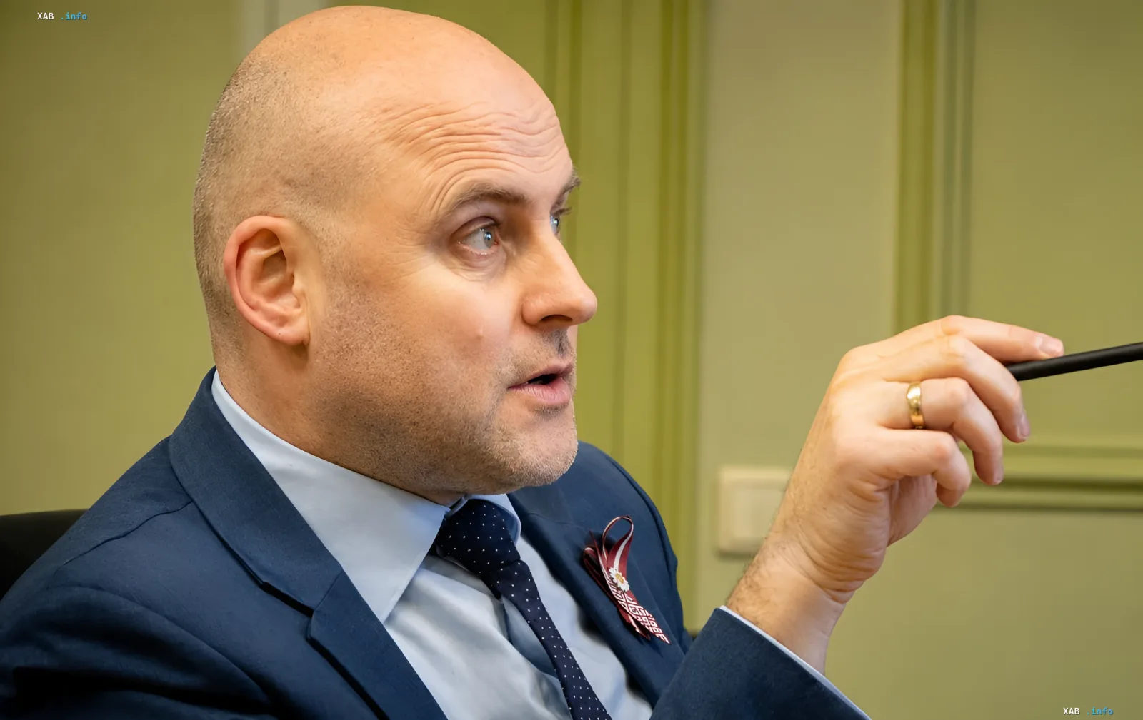 Прем'єр-міністр Латвії Кріш'яніс Карінш під час виступу, обговорюючи звинувачення в наживі на війні