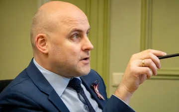 Прем'єр-міністр Латвії Кріш'яніс Карінш під час виступу, обговорюючи звинувачення в наживі на війні