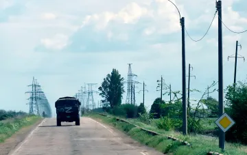 Російський військовий вантажівка з літерою Z рухається дорогою в Харківській області, символізуючи нові точки вклинення та загрозу Європі