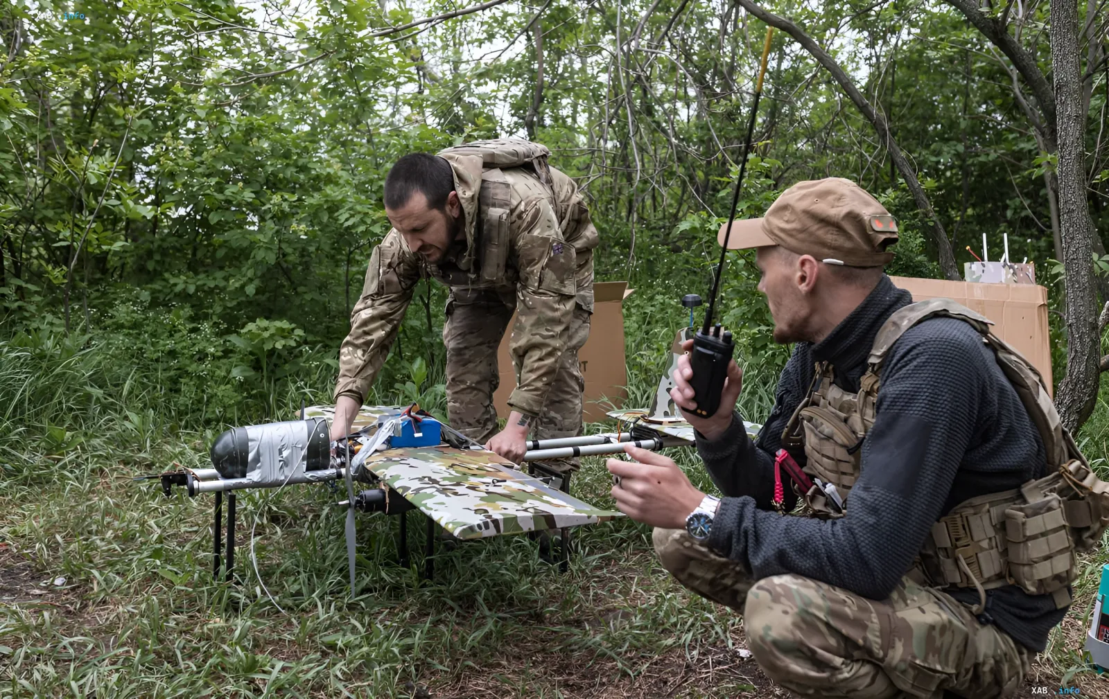 Украинские военные инженеры готовят к запуску боевого дрона Droid TW 12.7 в лесу
