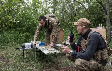 Украинские военные инженеры готовят к запуску боевого дрона Droid TW 12.7 в лесу