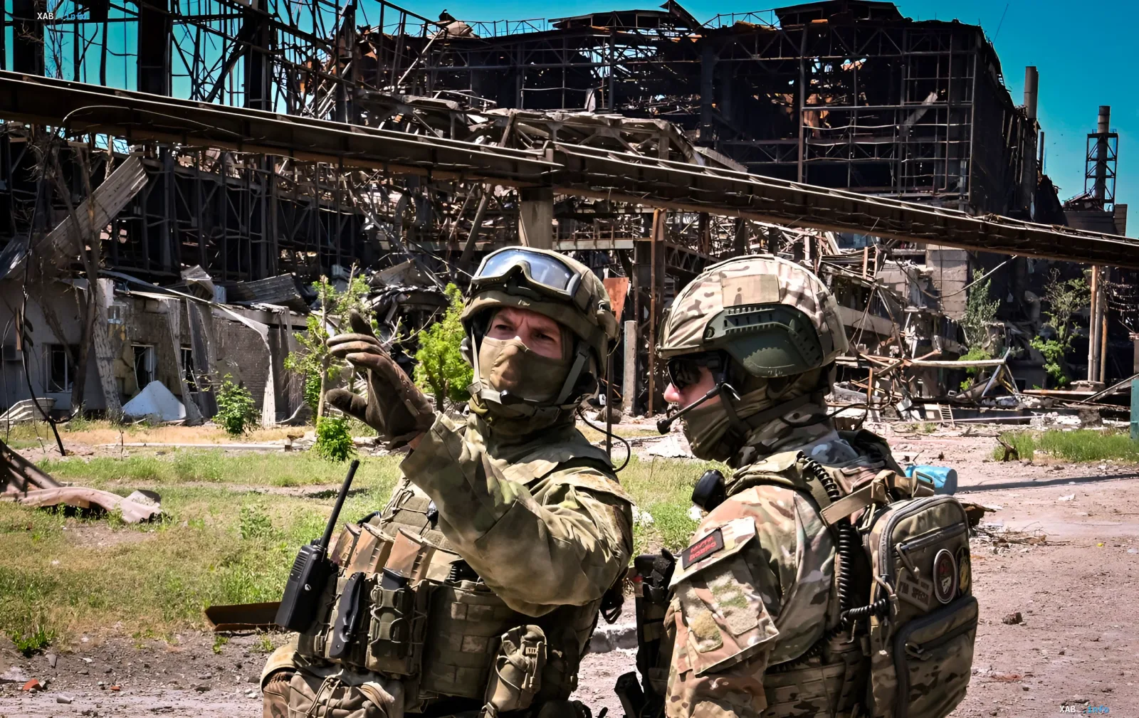Військові у камуфляжі на тлі зруйнованого промислового об'єкта — ілюстрація до звіту естонської розвідки про зростання втрат РФ та паливний кризис на фронті