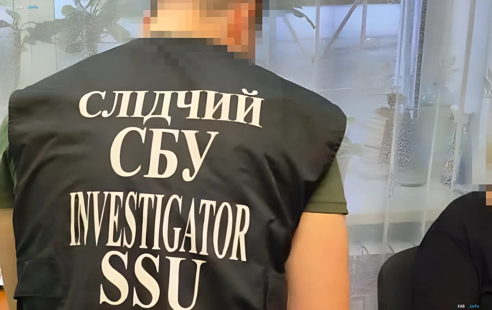 Слідчий СБУ у жилетці з написом 'Слідчий СБУ' розслідує справу про співпрацю екс-чиновниці з Алчевська з окупантами