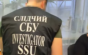 Слідчий СБУ у жилетці з написом 'Слідчий СБУ' розслідує справу про співпрацю екс-чиновниці з Алчевська з окупантами