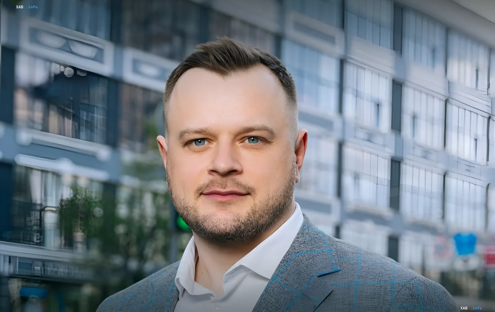 Сергій Федоренко, призначений в.о. голови «Нафтогазу», на тлі сучасної будівлі