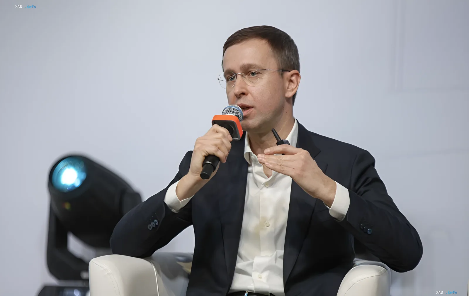 Сергей Корецкий выступает с речью, держа микрофон, в контексте назначения новым премьером и анонса жестких сроков для министерств