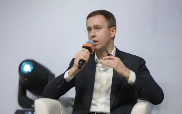 Сергей Корецкий выступает с речью, держа микрофон, в контексте назначения новым премьером и анонса жестких сроков для министерств