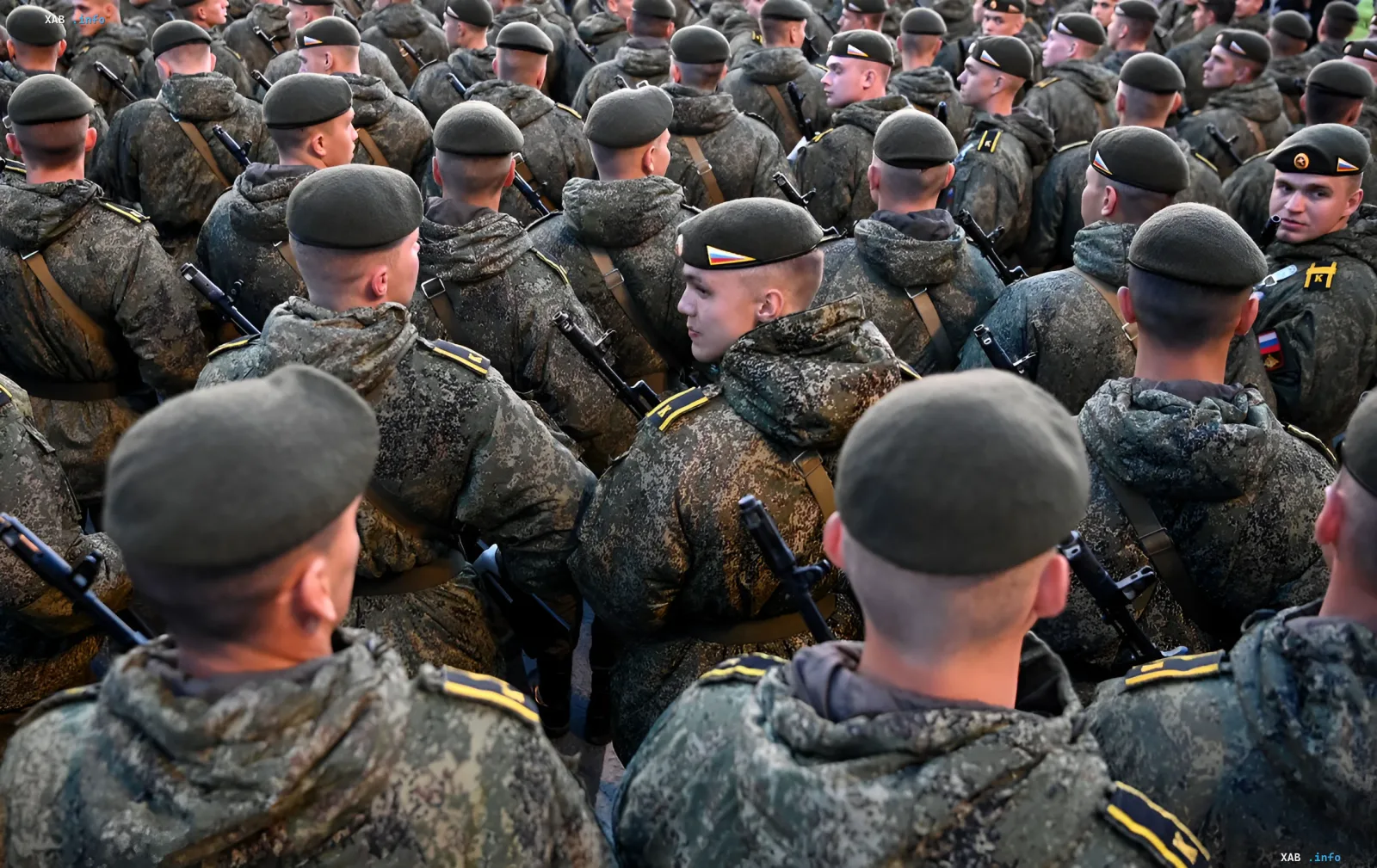 Російські солдати в камуфляжній формі та беретах стоять в строю, що може вказувати на підготовку до нової мобілізації після виборів до Державної Думи