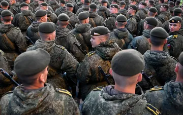 Російські солдати в камуфляжній формі та беретах стоять в строю, що може вказувати на підготовку до нової мобілізації після виборів до Державної Думи