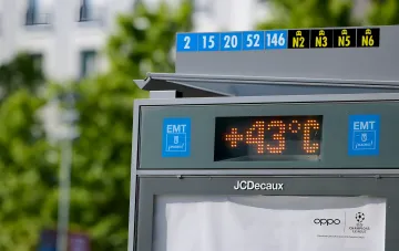 Термометр на остановке общественного транспорта показывает +43°C, иллюстрируя экстремальную жару, связанную с ростом смертности во Франции