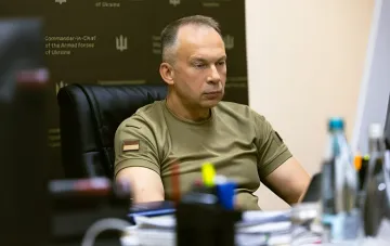 Генерал-лейтенант Сергій Циганков (Сирський) у військовій формі на фоні логотипу Генштабу ЗСУ, обговорює плани РФ щодо захоплення територій та посилення інженерної оборони