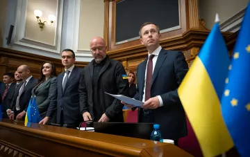Новий прем'єр-міністр України складає присягу у Верховній Раді на фоні прапорів України та ЄС