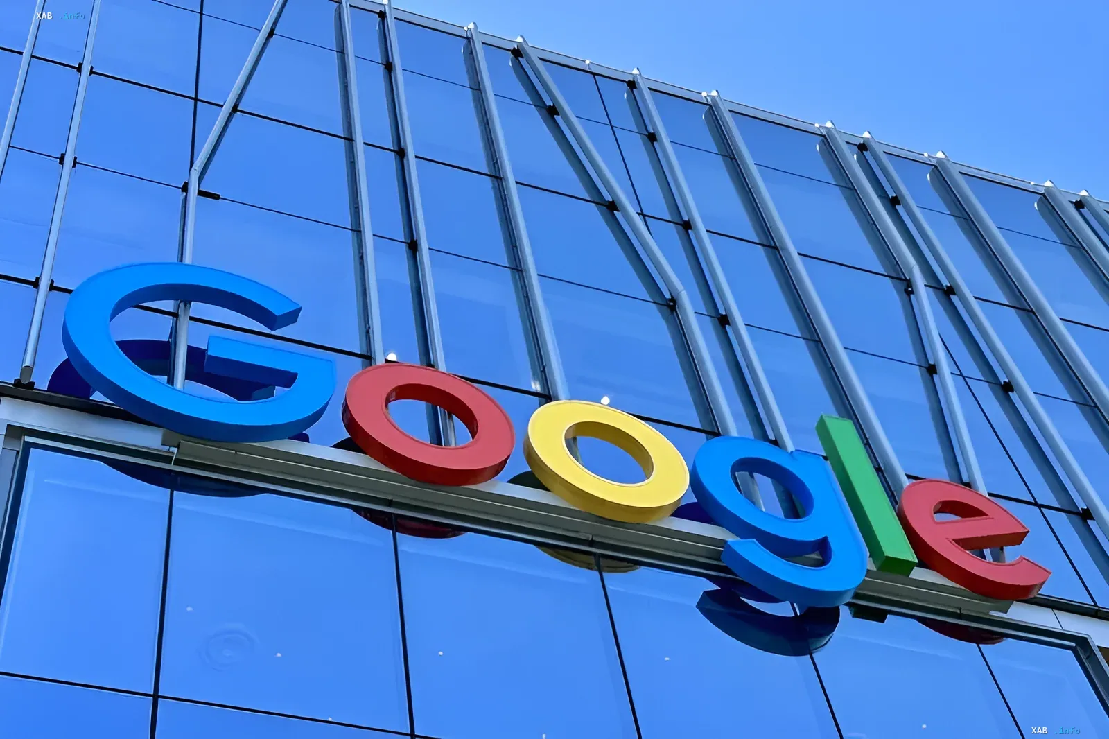 Логотип Google на фасаді будівлі, що символізує корпорацію, де 4500 співробітників вимагають гарантій від звільнень