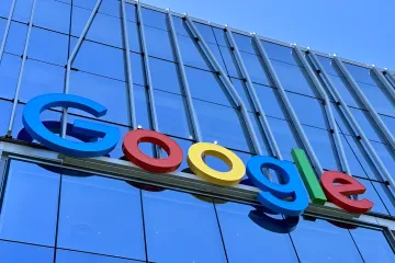 Google-Logo auf der Gebäudefassade, das die Korporation symbolisiert, in der 4500 Mitarbeiter Garantien gegen Entlassungen fordern